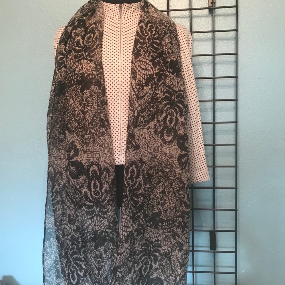 Scarf Shear Black & white Leaf